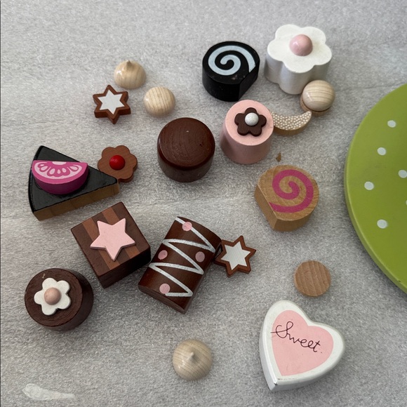 Excellent condition Wooden Dessert Stand Playset - Picture 4 of 5